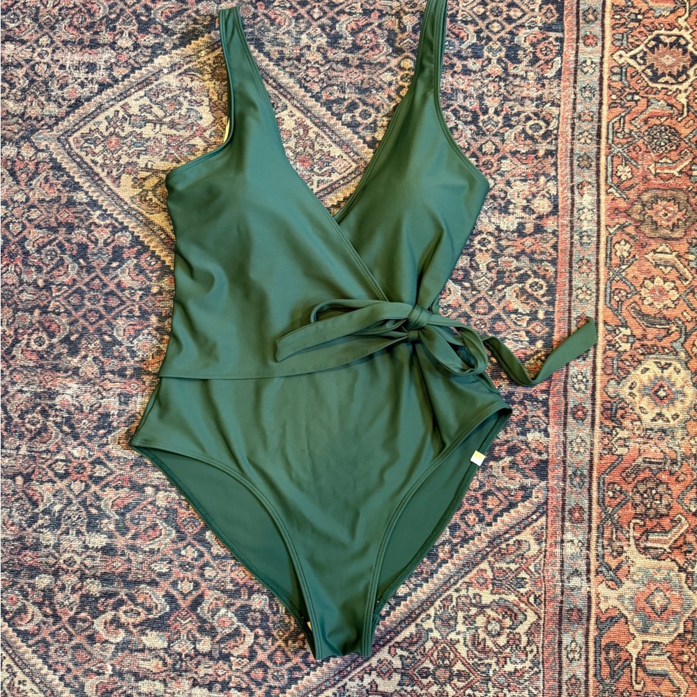 Elegant Green One-Piece Swimsuit - Picture 3 of 5